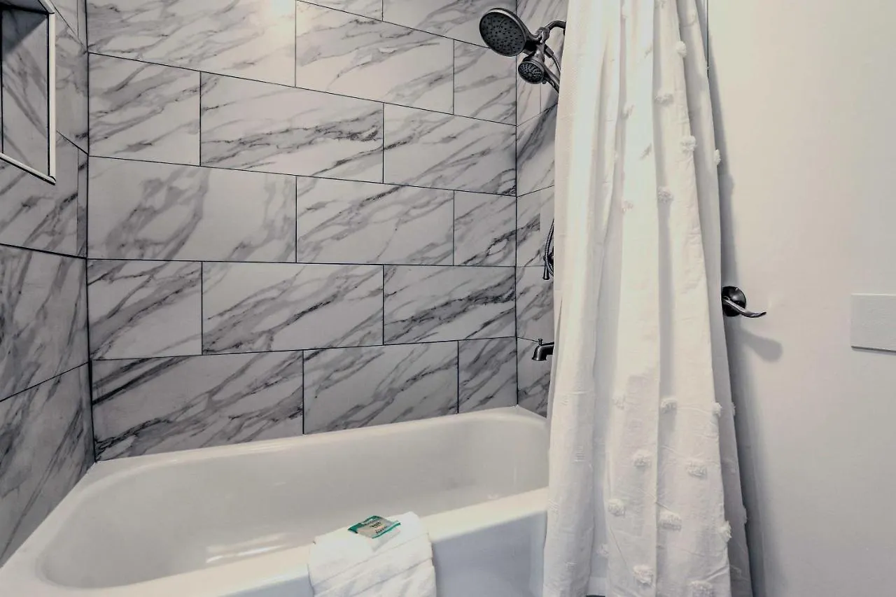 Convenient With Pool! Apartment