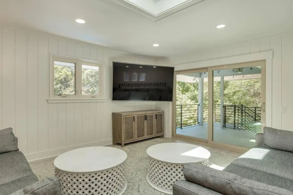 Luxury House - 2min Walk To - Private Pool - Group & Dog Friendly