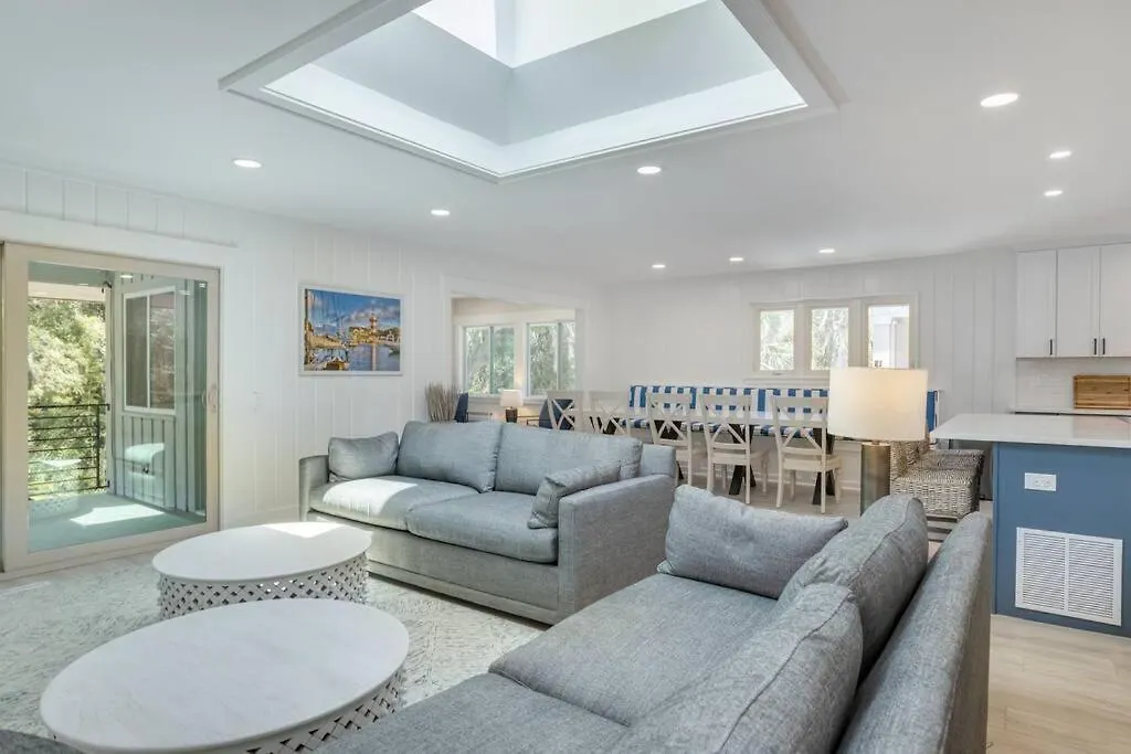 Luxury House - 2min Walk To - Private Pool - Group & Dog Friendly Holiday home