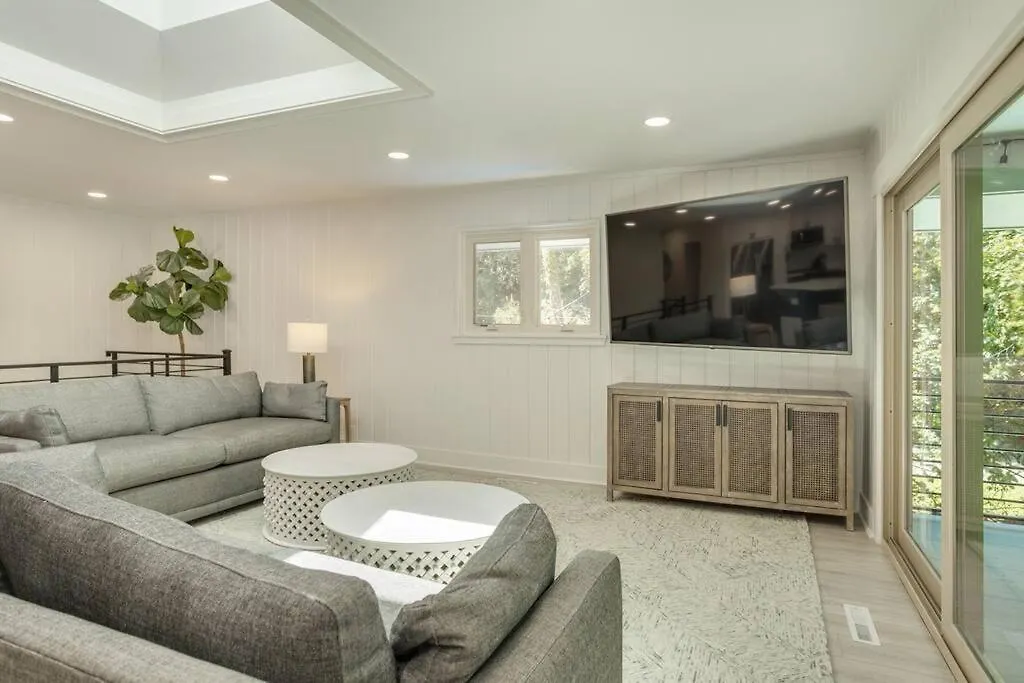Luxury House - 2min Walk To - Private Pool - Group & Dog Friendly *