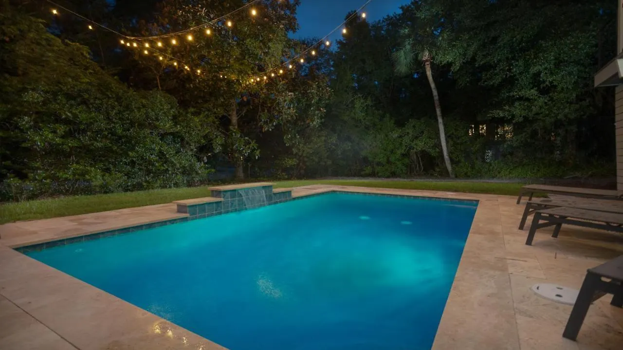 Holiday home Luxury House - 2min Walk To - Private Pool - Group & Dog Friendly *