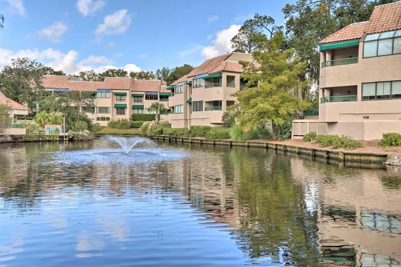 Apartment With Community Pool