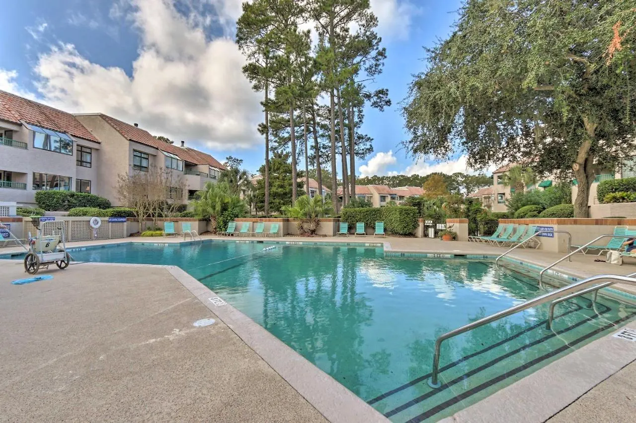 Apartment With Community Pool