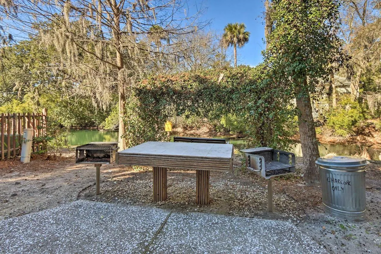 Hilton Head With Covered Balcony And Pool Access Apartment