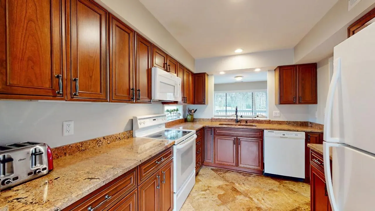 910 Inverness Village