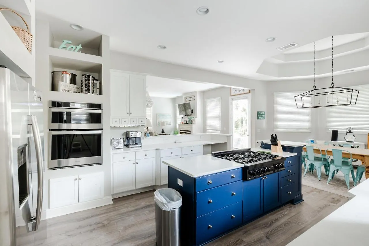 Steps From The 2nd Row Pool & Hot Tub Holiday home *