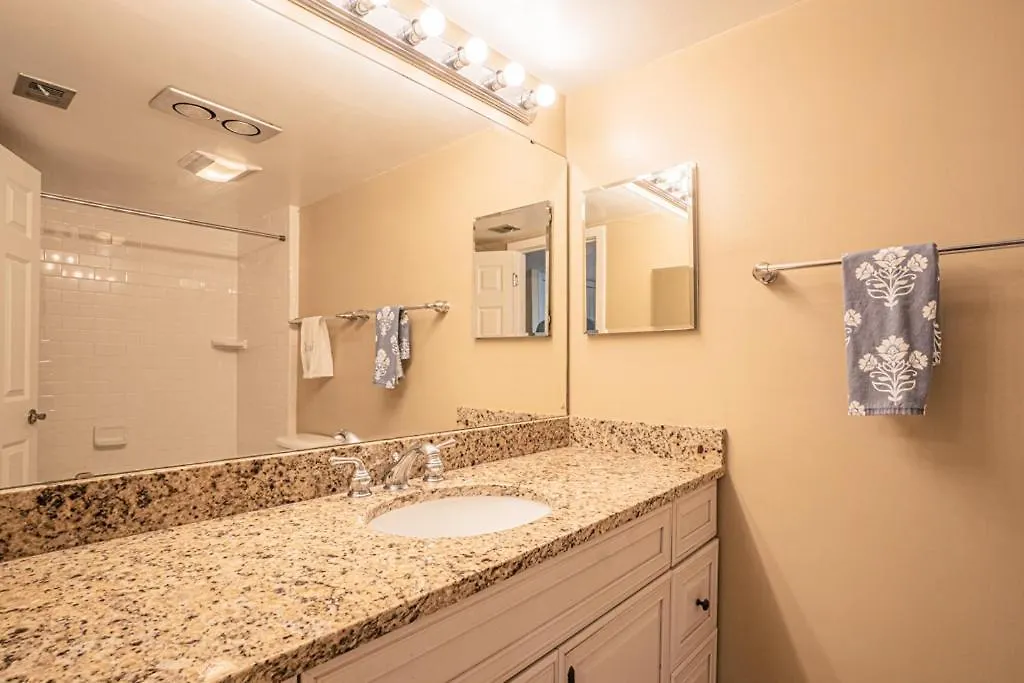 1686 Bluff Renovated Sleeps 8 Walk To Salty Dog Sea Pines