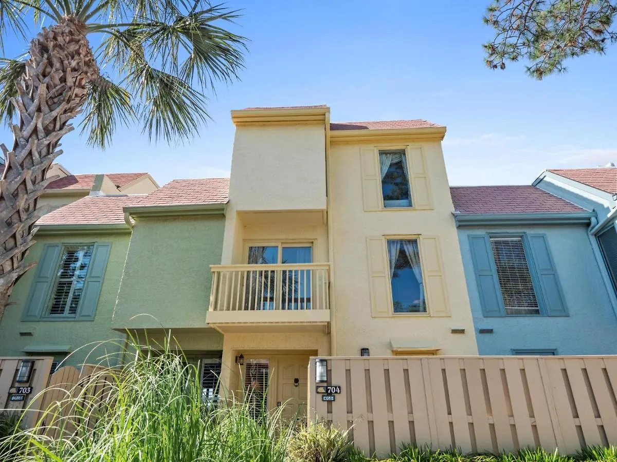 Schooner Court 704