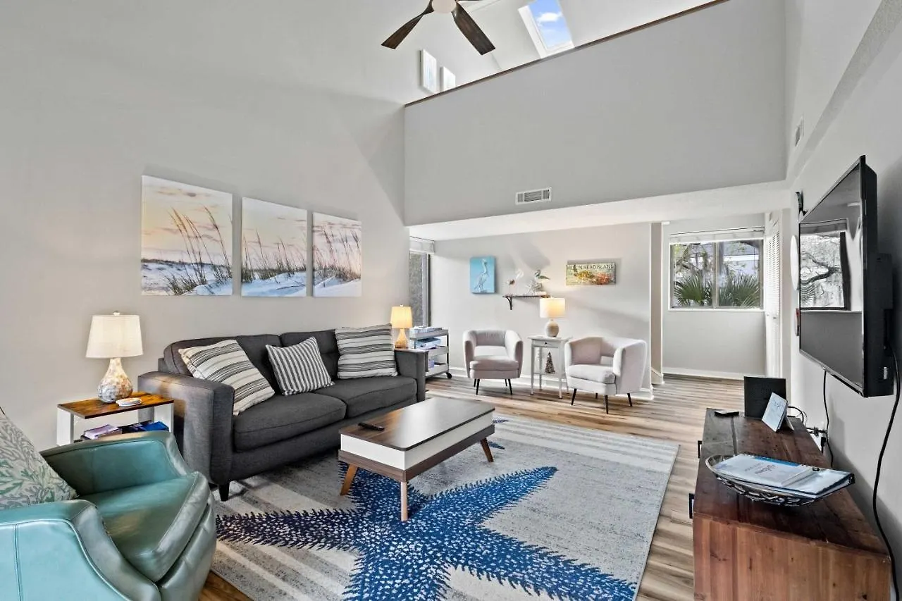 Apartment Coastal Oasis With Pool - Walk To Coligny Park *