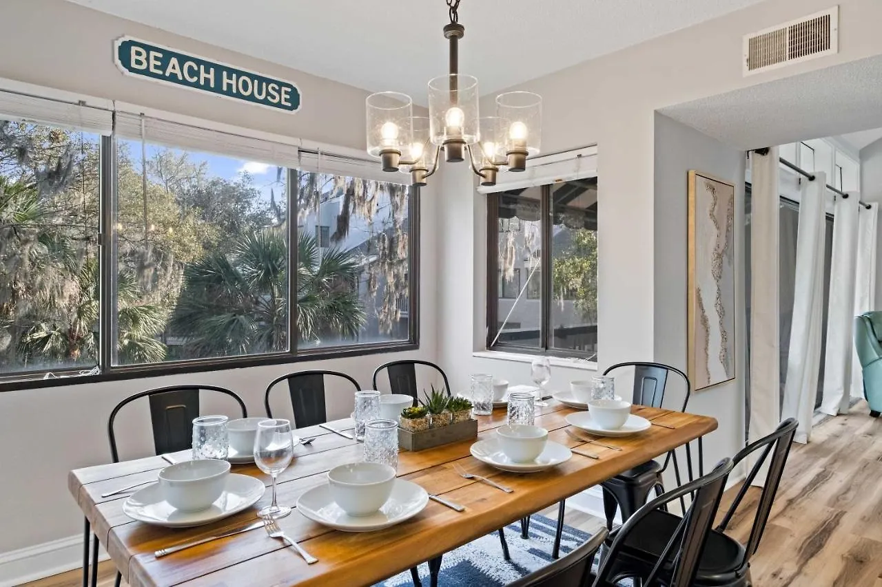 Coastal Oasis With Pool - Walk To Coligny Park Apartment *