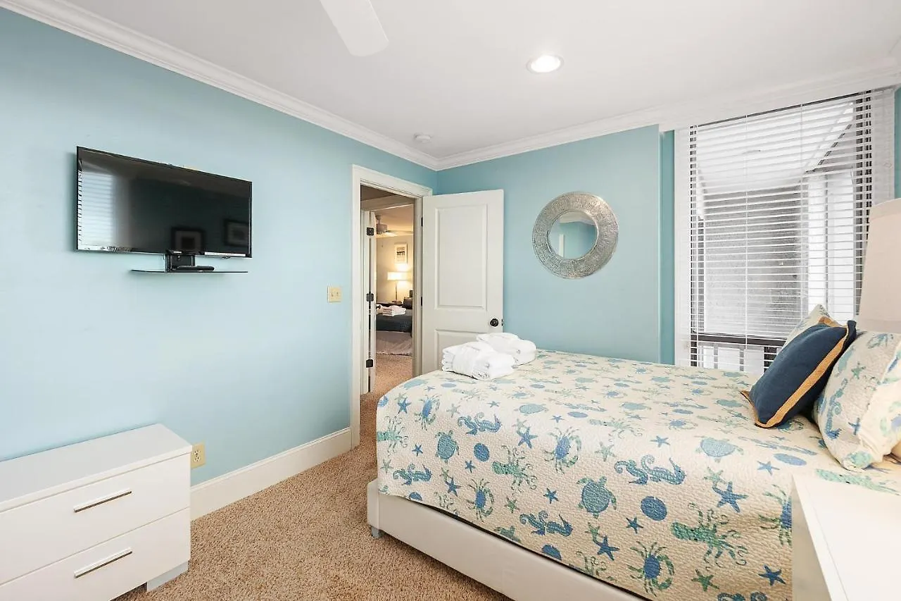 Caravel Court 1043 *