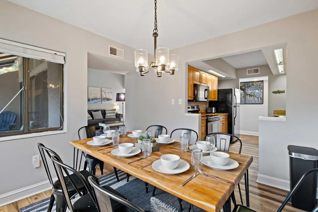 Coastal Oasis With Pool - Walk To Coligny Park