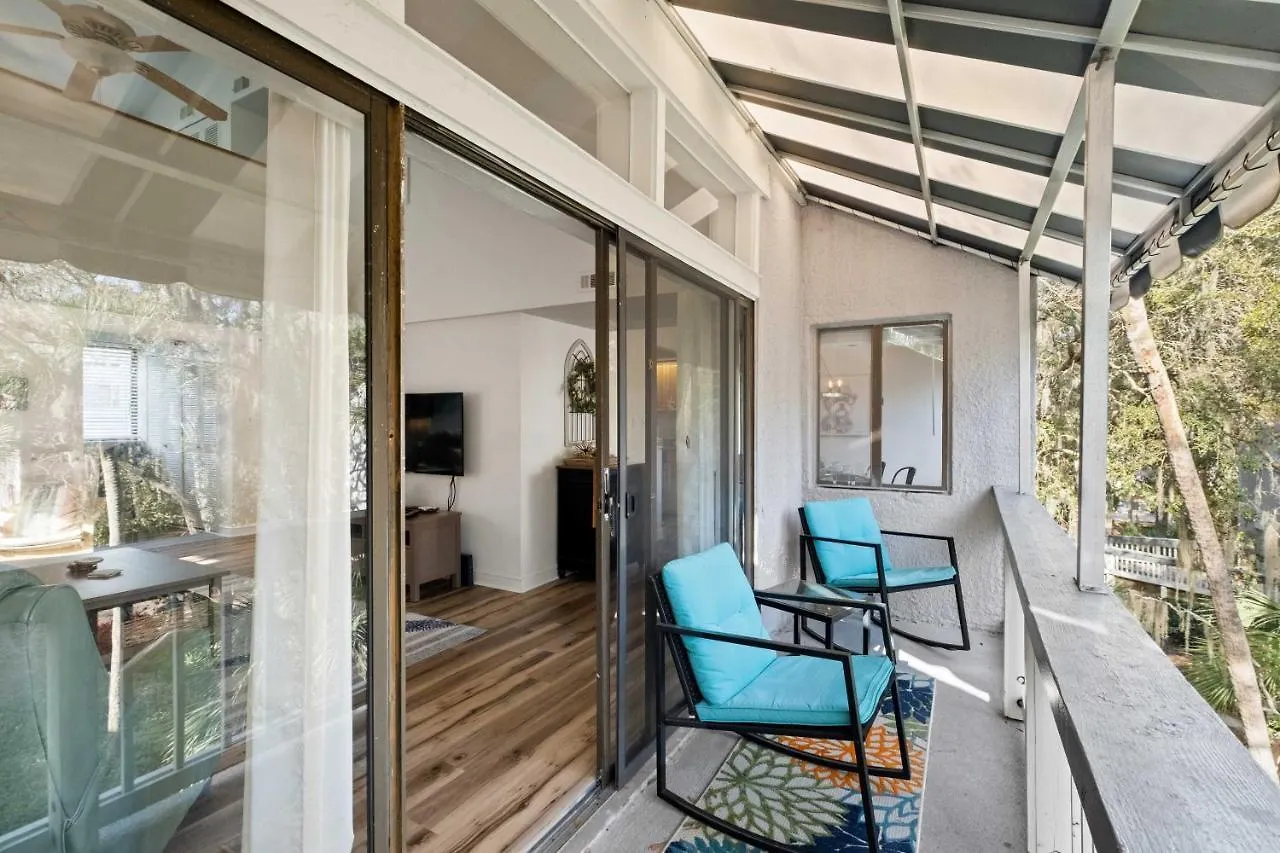 Apartment Coastal Oasis With Pool - Walk To Coligny Park