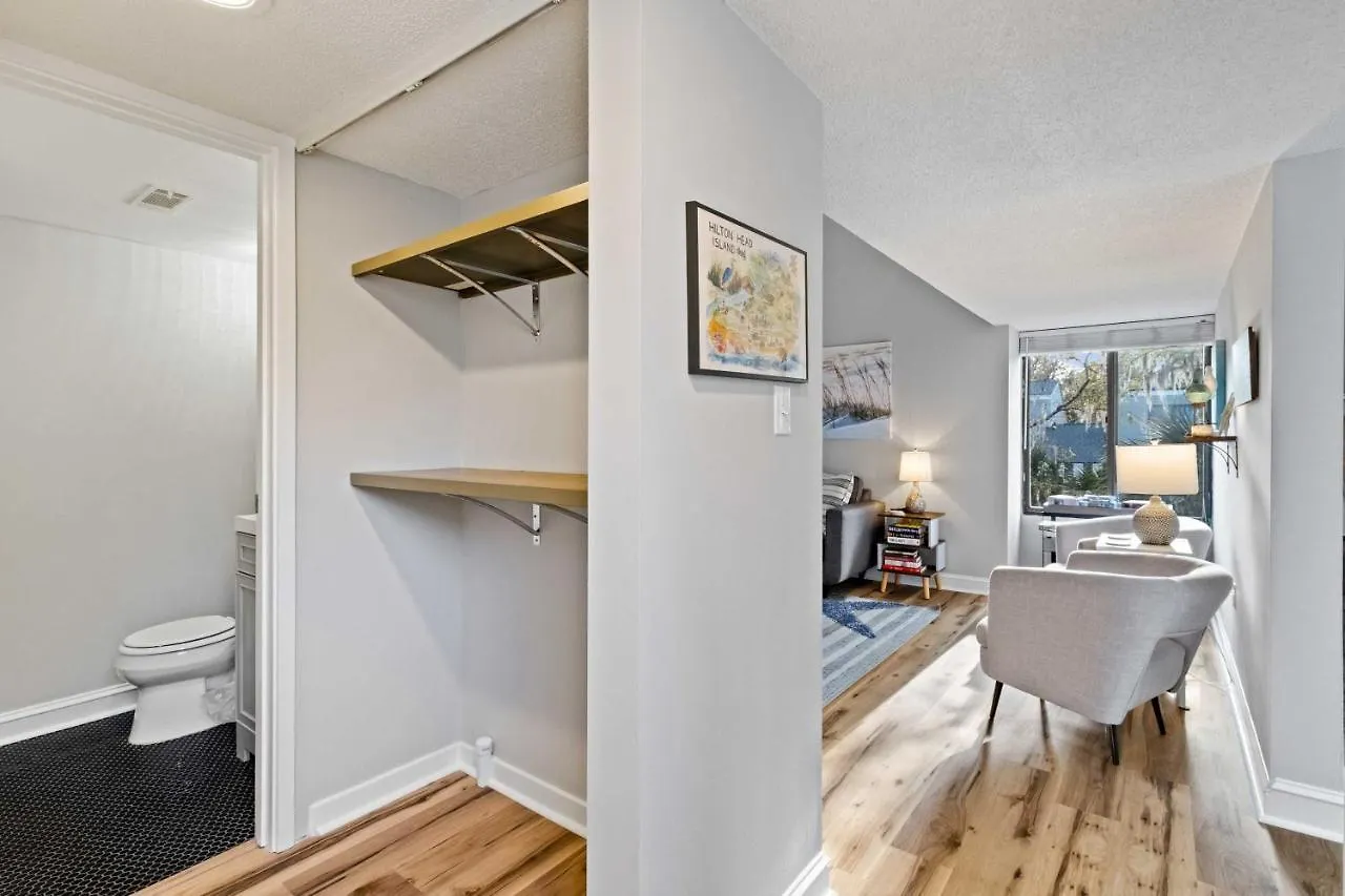 Coastal Oasis With Pool - Walk To Coligny Park Apartment