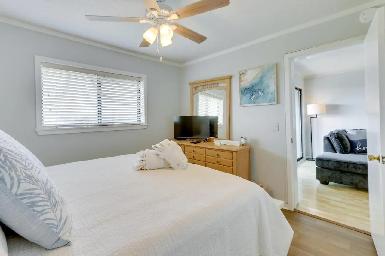 Hilton Head With Golf Views Walk To Beach!