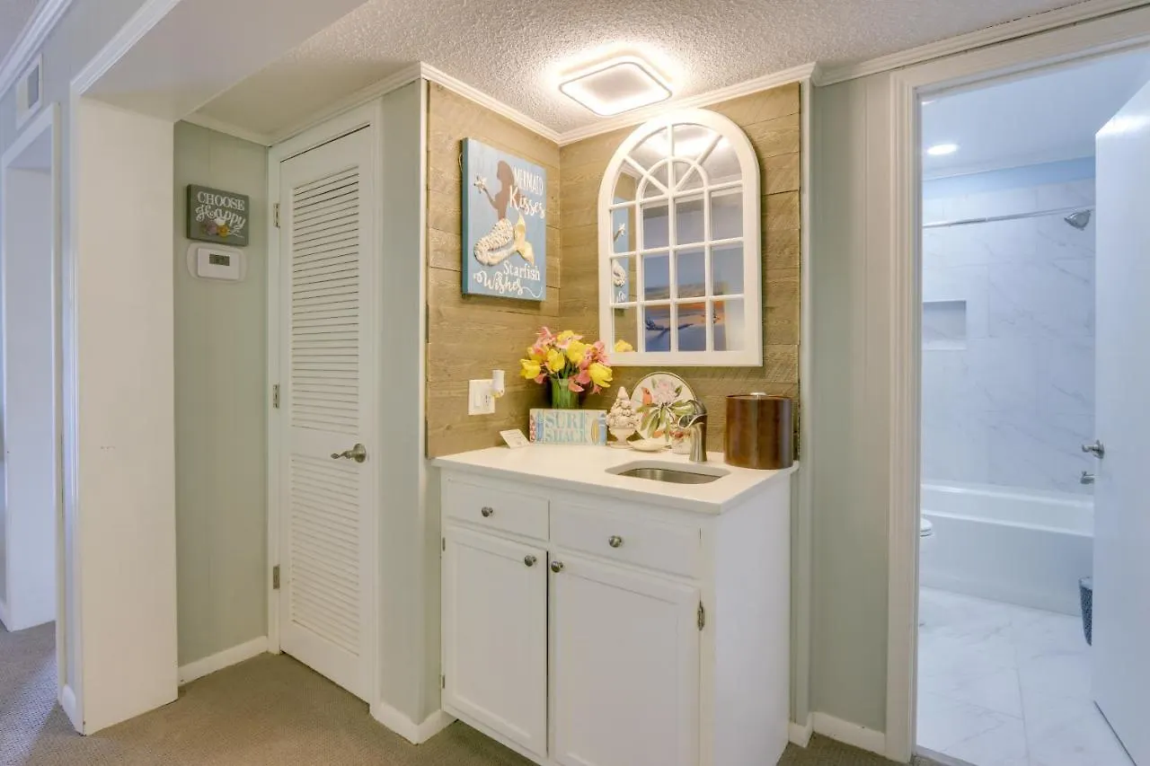 - Walk To Pool And Beach! Apartment