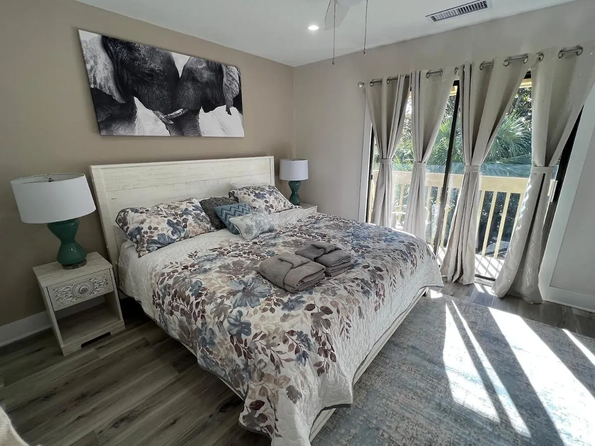 Spacious, Cozy W/parking In Coligny Hilton Head Island