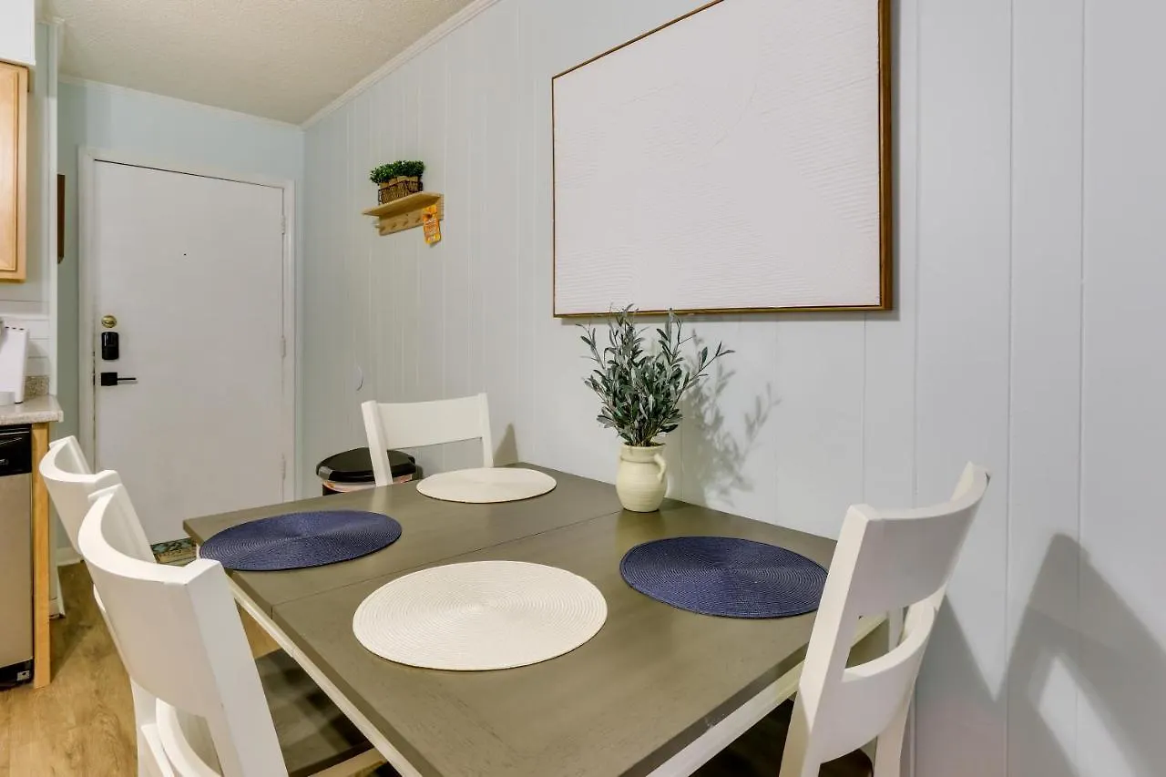 Hilton Head Getaway With Balcony - Walk To Beach!
