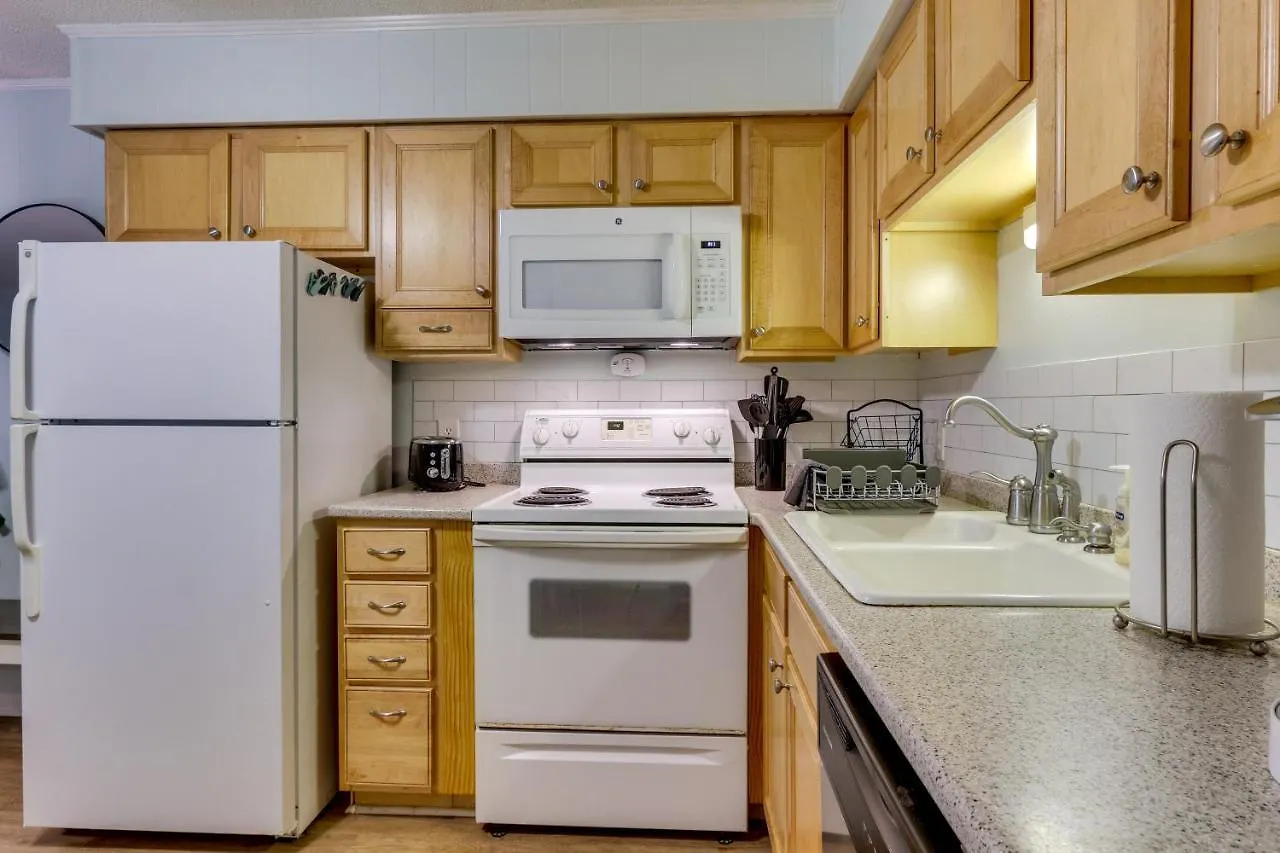 Hilton Head Getaway With Balcony - Walk To Beach! Apartment
