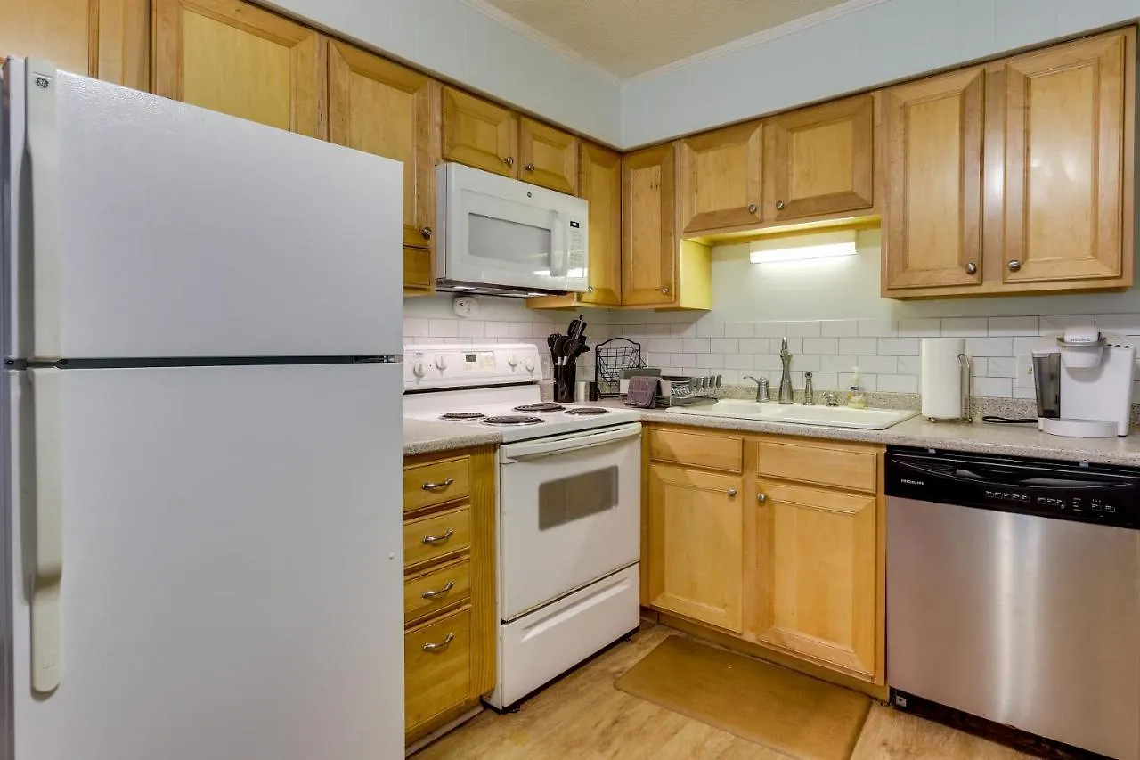 Hilton Head Getaway With Balcony - Walk To Beach! Apartment Hilton Head Island