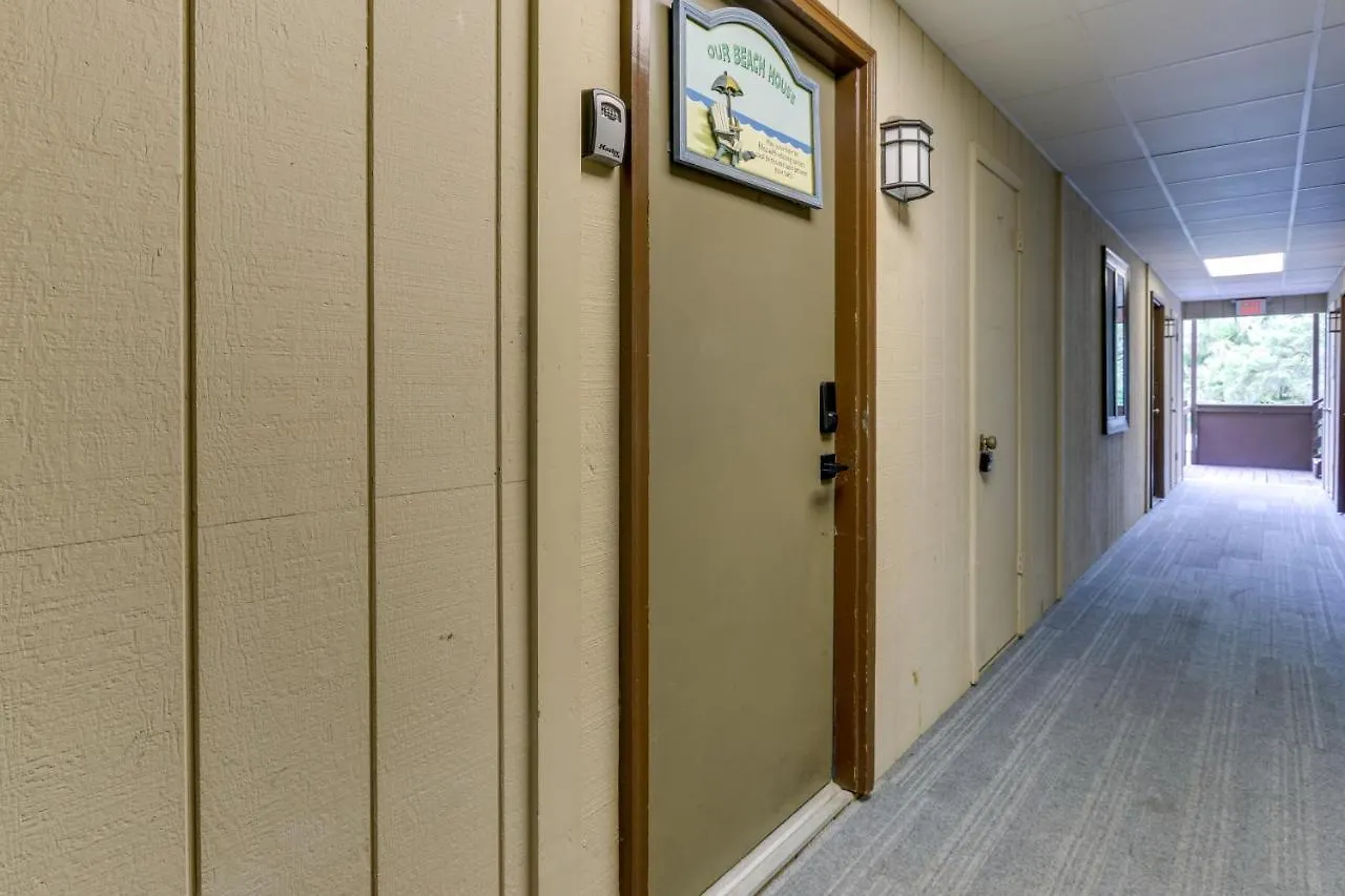 Hilton Head Getaway With Balcony - Walk To Beach! Apartment