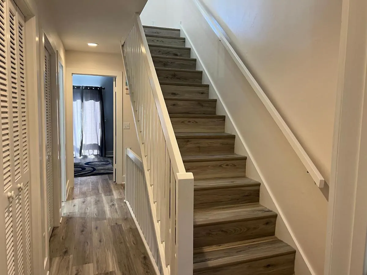 Spacious, Cozy W/parking In Coligny *