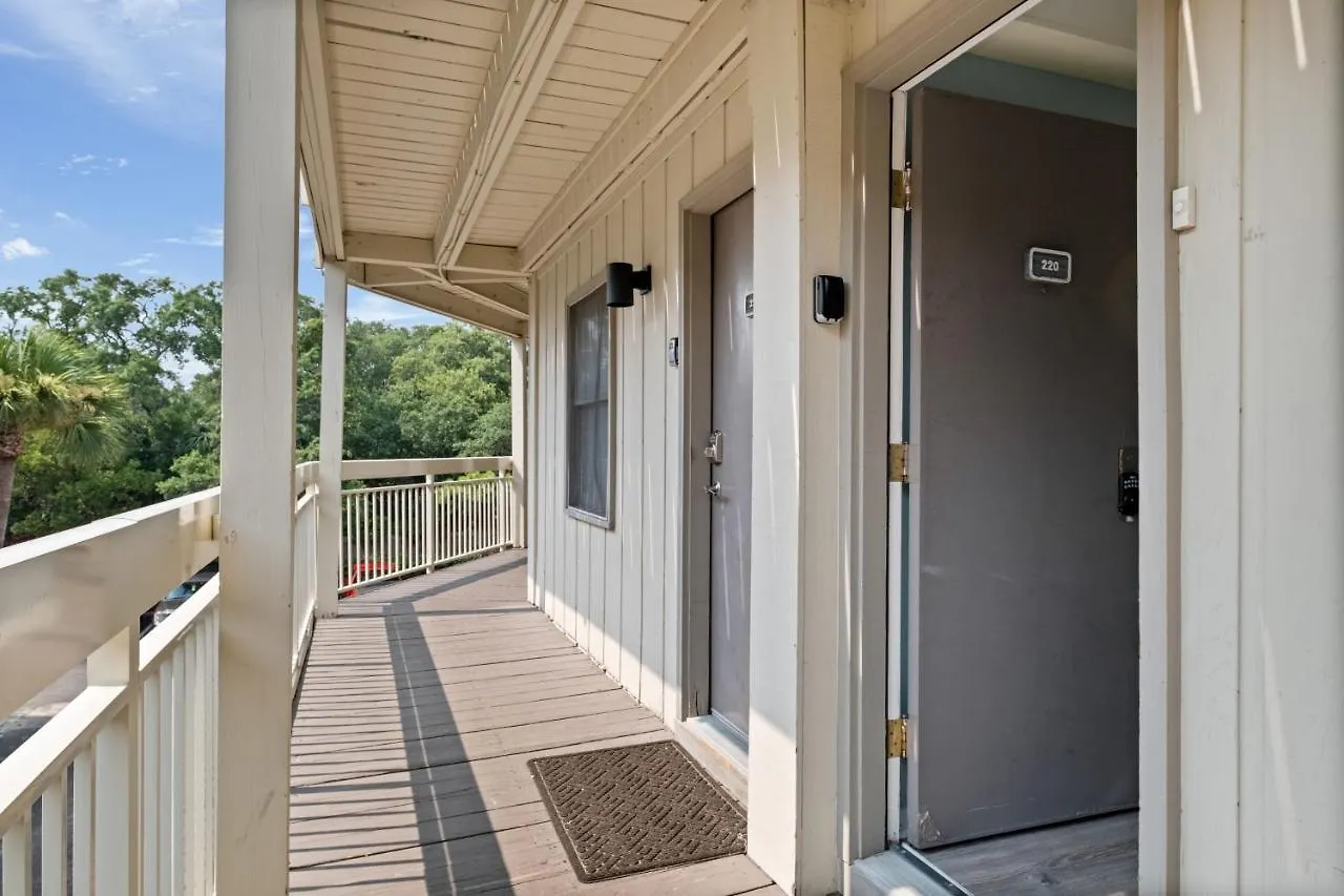 The Breakers #220 Condo, Beautiful Ocean View At Coligny Beach, 4 N Forest Drive Hilton Head, Walk To Shops Restaurants, Renovated Jan 2024, Vacation Hhi Llc Lejlighed Hilton Head Island
