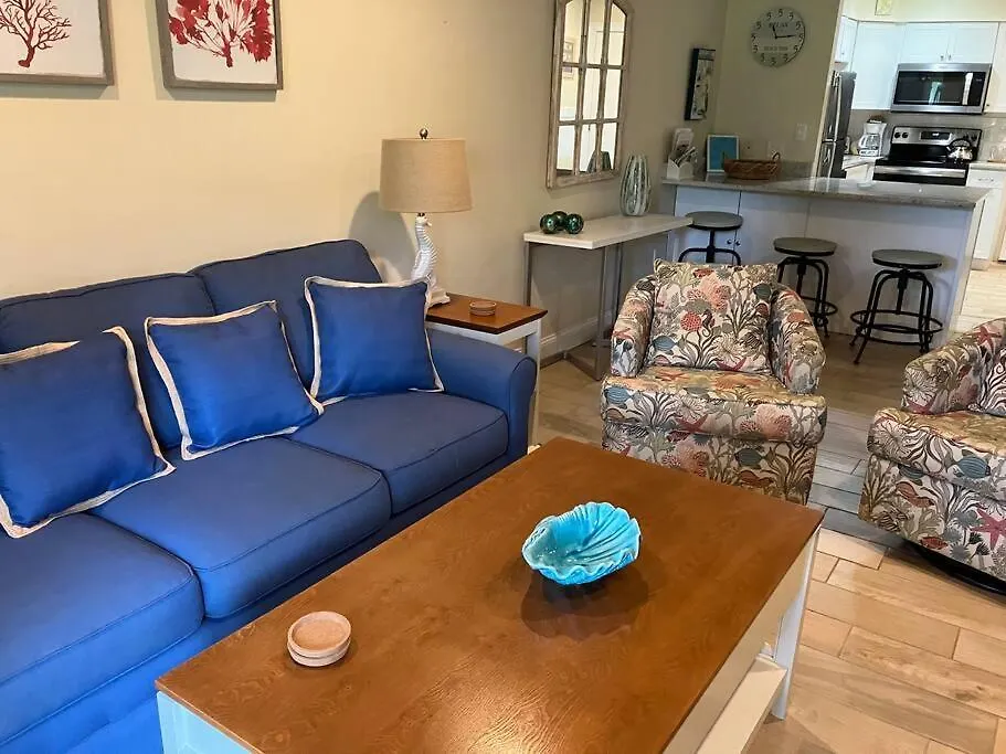 Cute 2 Bedroom, 2 Bath At Folly Field *