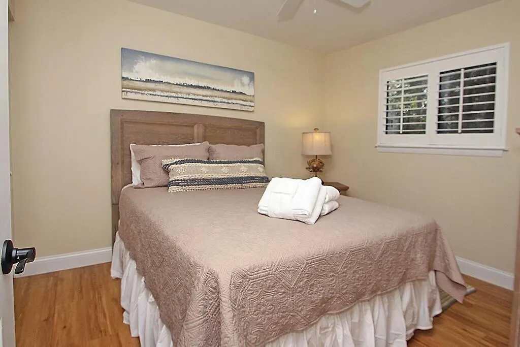 Cute 2 Bedroom, 2 Bath At Folly Field Apartment *