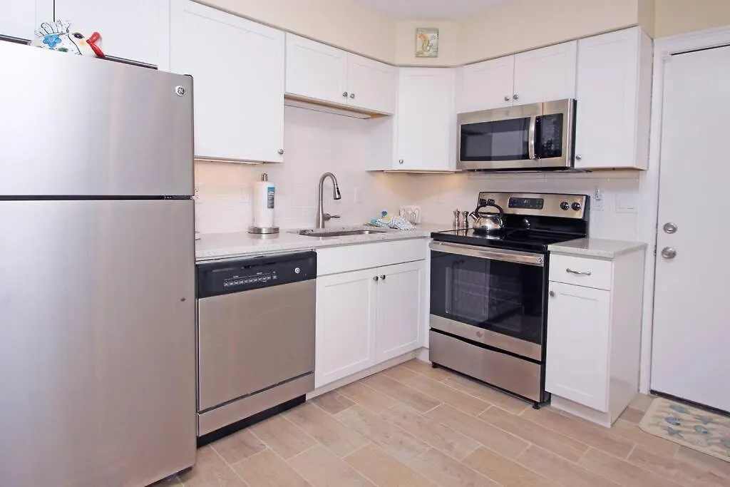 Cute 2 Bedroom, 2 Bath At Folly Field Apartment