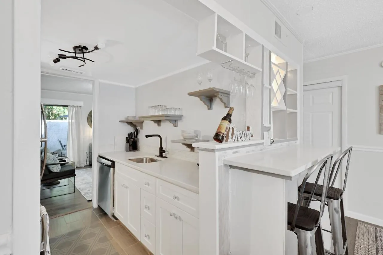Harmony 2bdr/2 Free Parking/pool/pet Friendly/near Holiday home