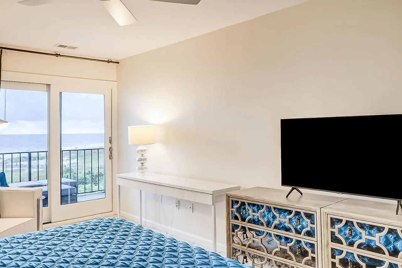Apartment Sea Cloisters 409