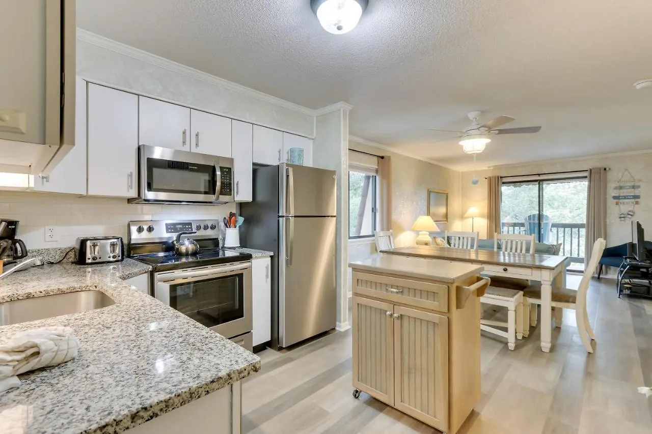 Hilton Head With Balcony And Pool, Walk To