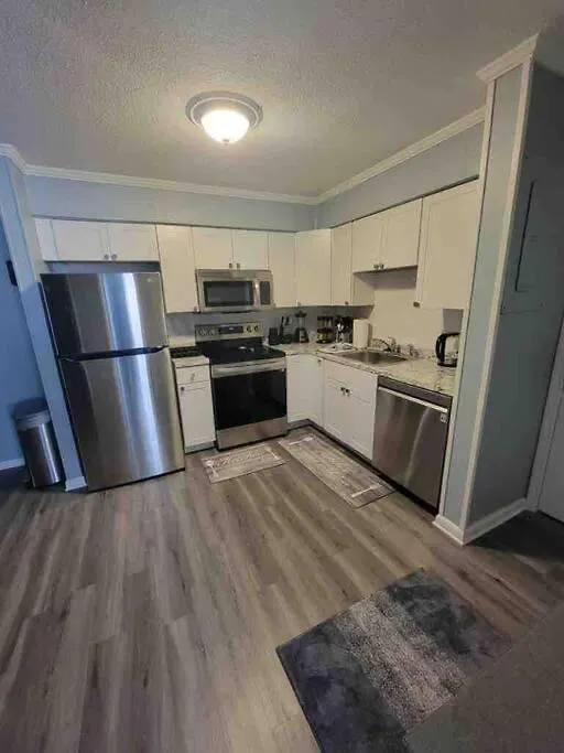 Apartment 2022 Renovated 2-bdrm Cozy, Lovely W/parking! *