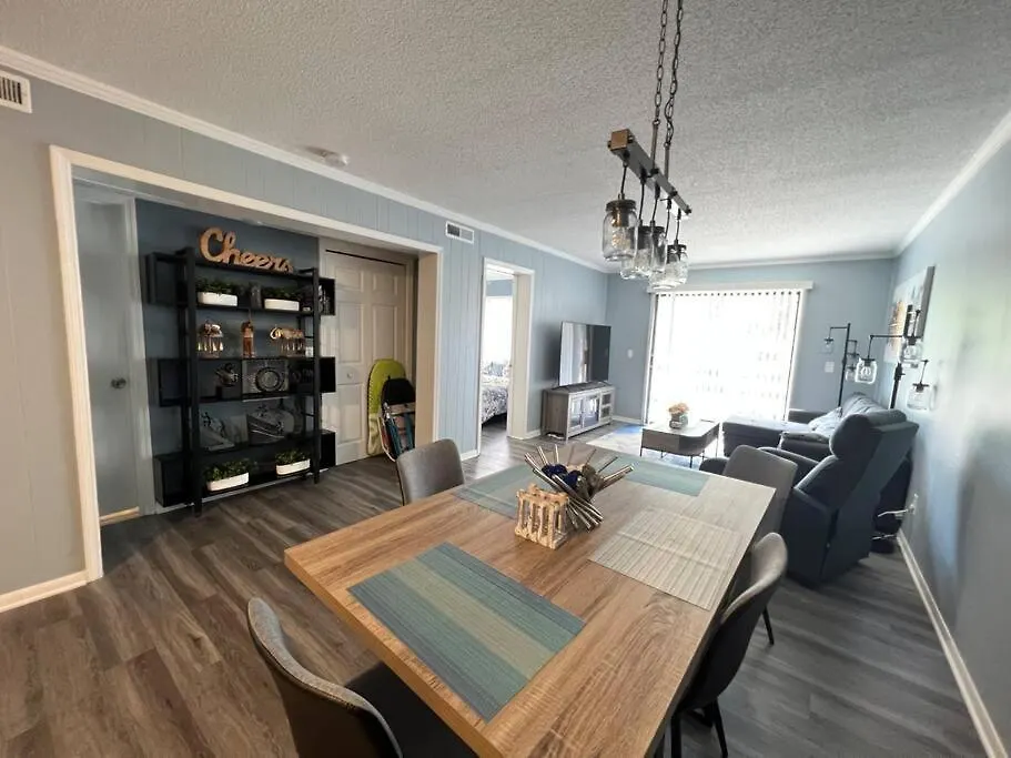 2022 Renovated 2-bdrm Cozy, Lovely W/parking! Apartment