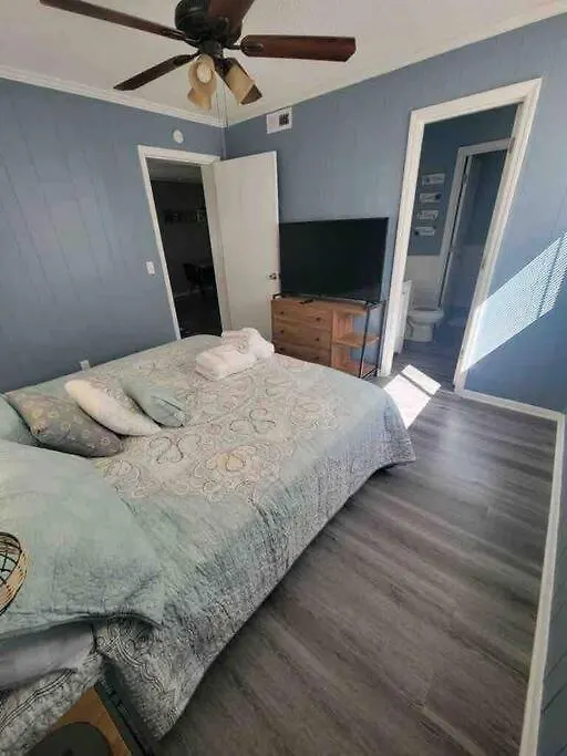 2022 Renovated 2-bdrm Cozy, Lovely W/parking!