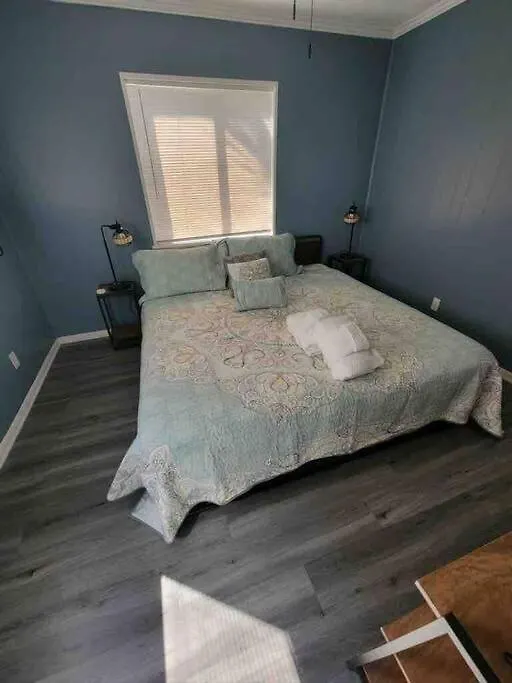 2022 Renovated 2-bdrm Cozy, Lovely W/parking! Apartment