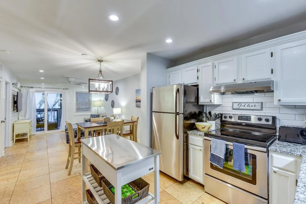 Apartment Hilton Head With Porch - Walk To And Pool!