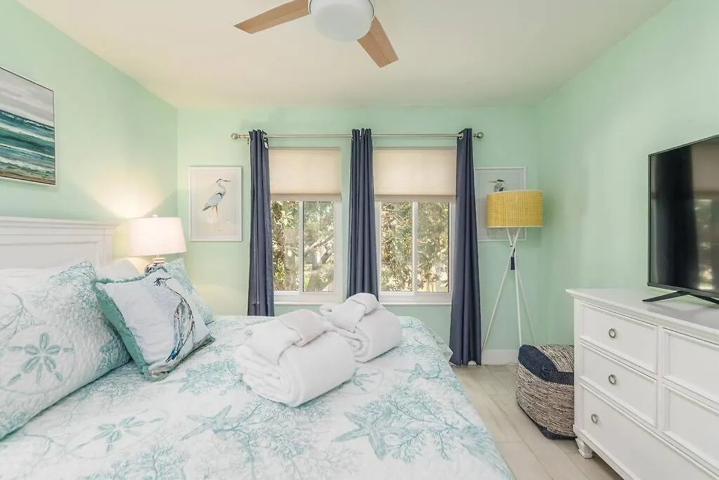 Stylish, Renovated Coastal Haven On Hilton Head!