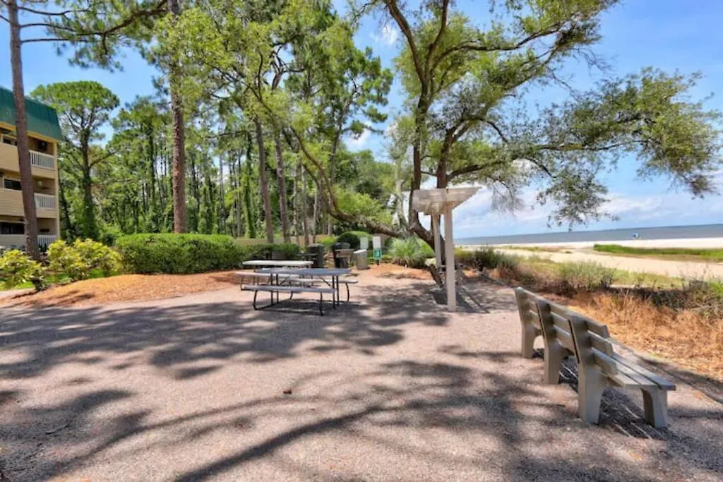Stylish, Renovated Coastal Haven On Hilton Head! Apartment