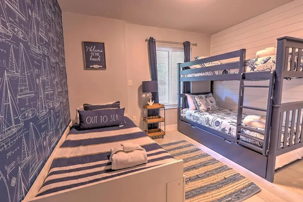 Stylish, Renovated Coastal Haven On Hilton Head! Apartment
