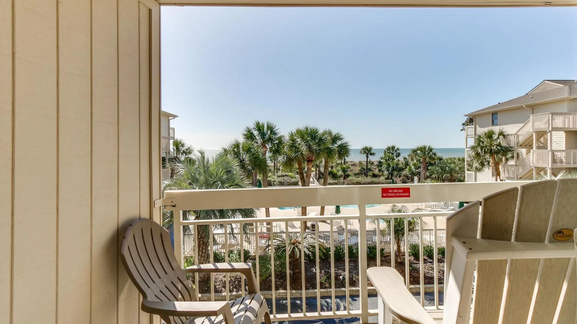 Beachfront With Ocean-view Balcony! Apartment *