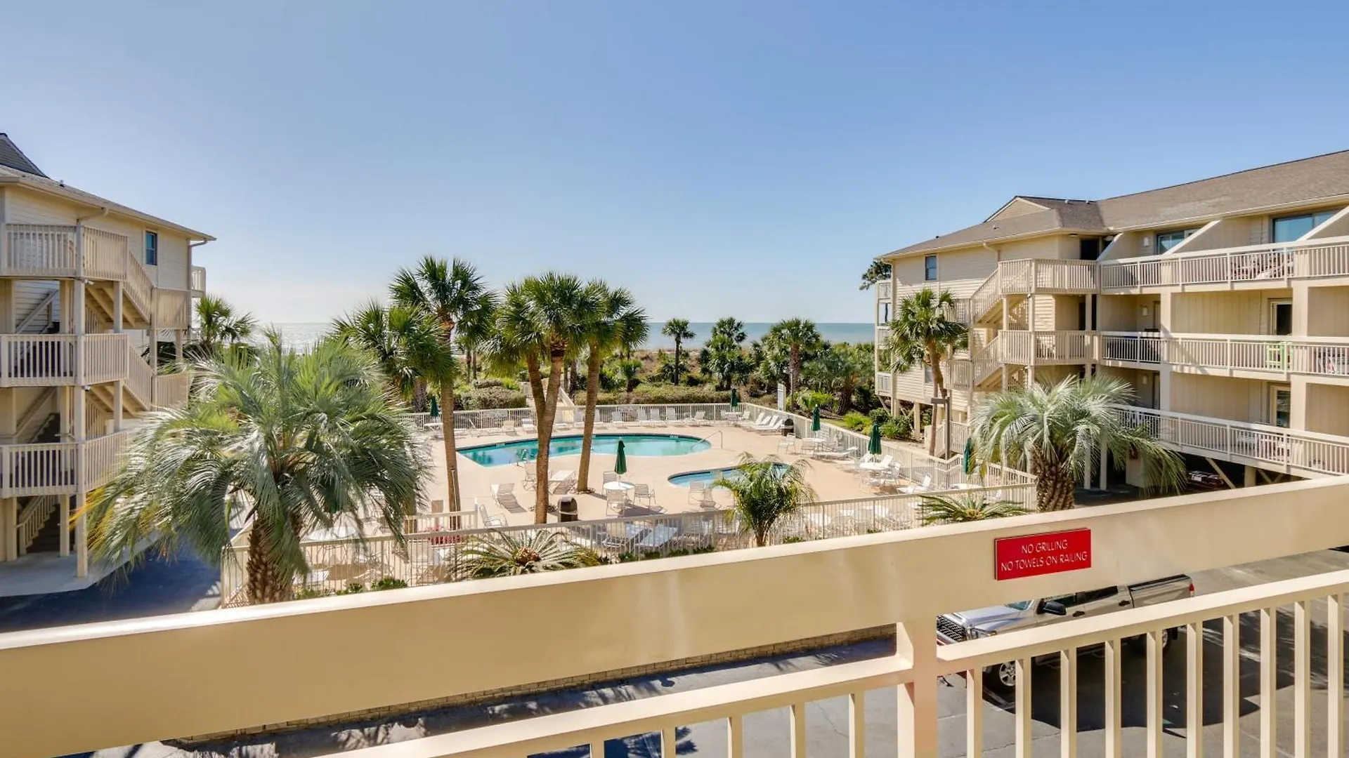 Beachfront With Ocean-view Balcony! Apartment