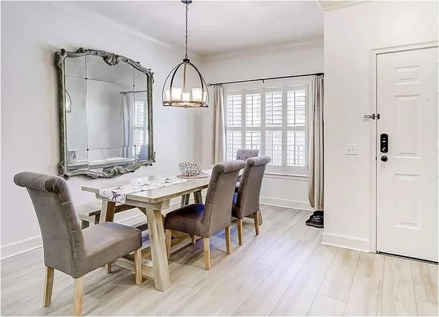 Coligny Beach, Pools, & Shops- Few Steps Away Holiday home