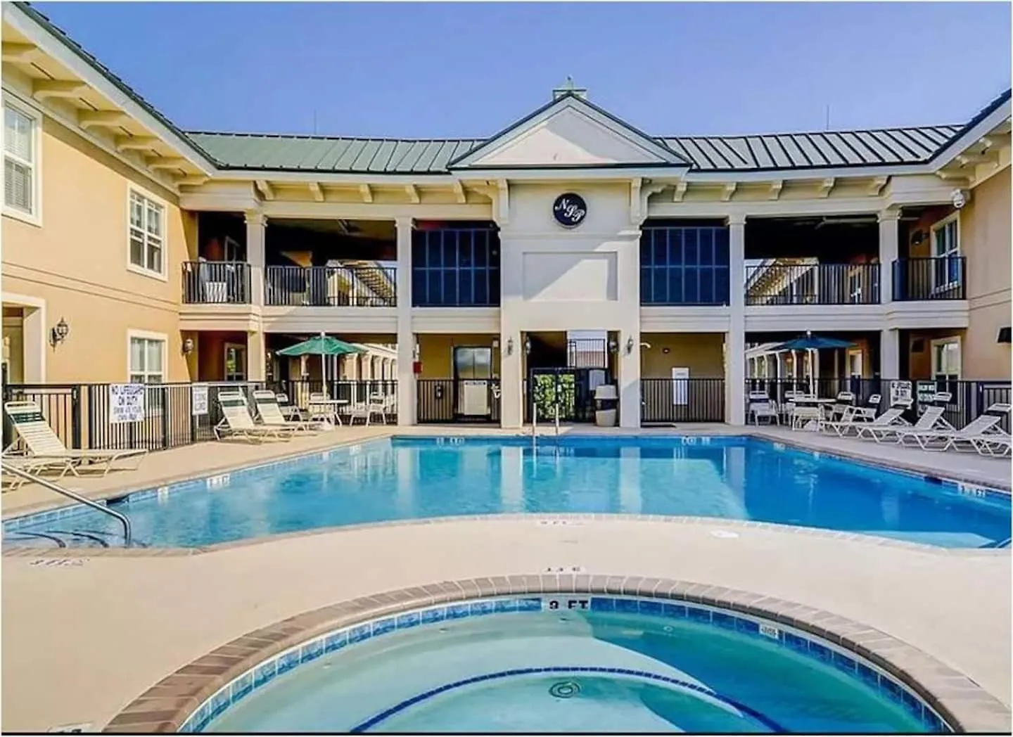 Coligny Beach, Pools, & Shops- Few Steps Away Holiday home *