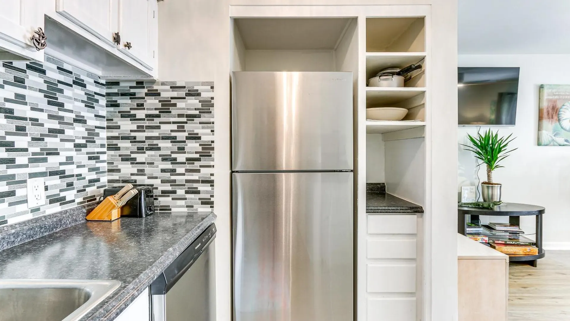 Apartment With Coligny Access!
