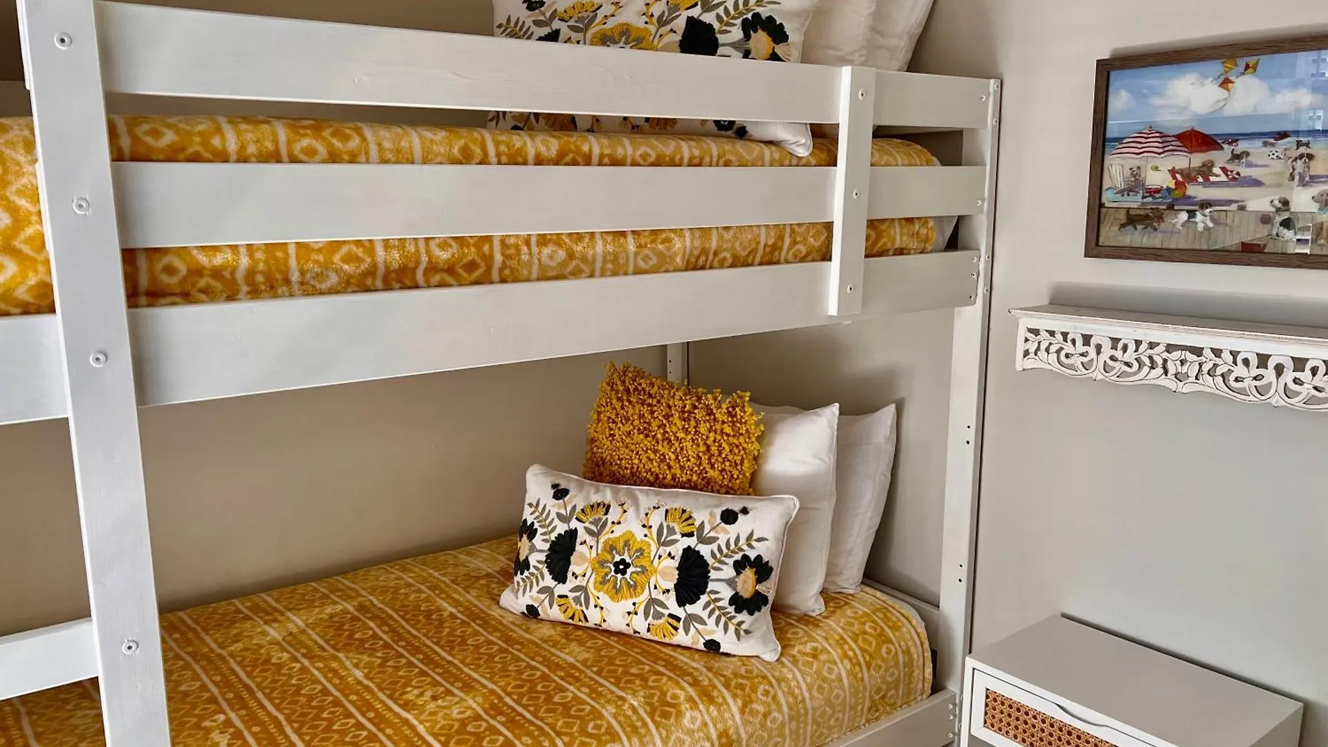 Holiday home 1 Lark Street 4th Row Ocean Private Pool Pet Friendly Near The Ocean, Shops & Restaurants
