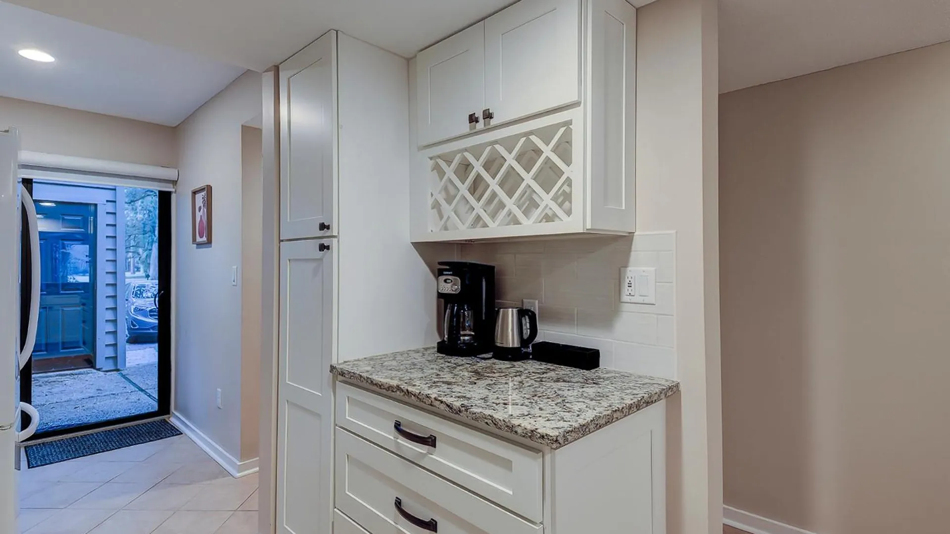 Updated Luxury Two Bedroom The Greens New Baths Walk In Shower Kitchen Golf Views Holiday home *