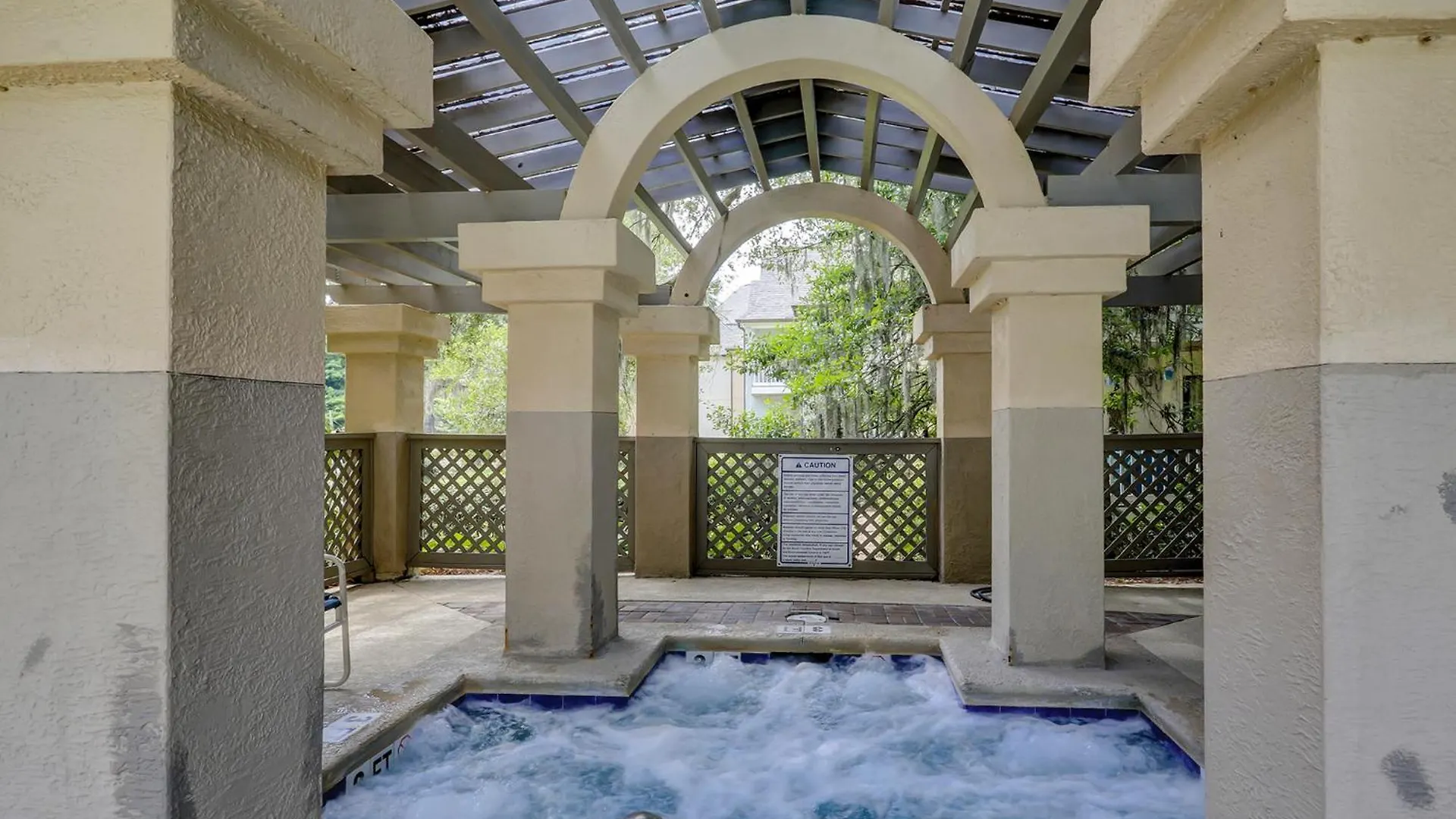 Villa Colonnade Club 176 *