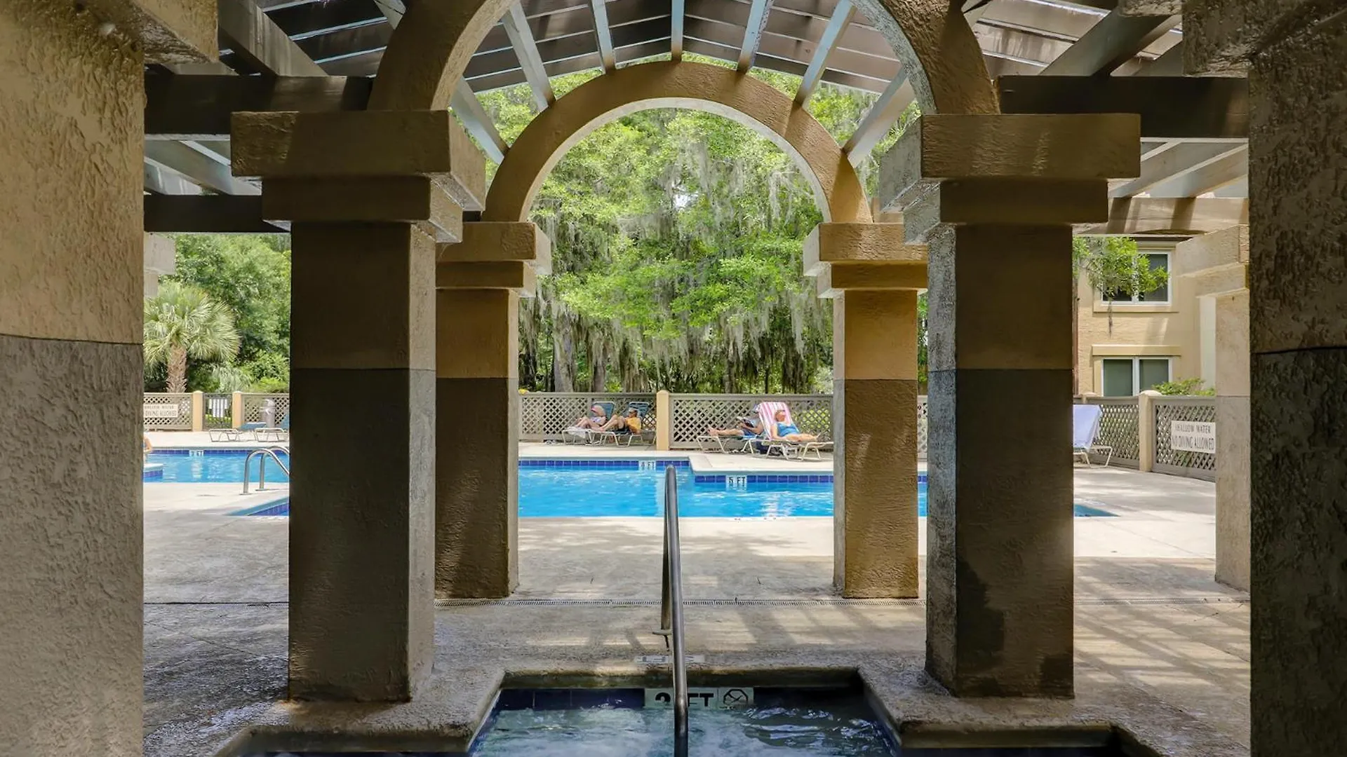 Villa Colonnade Club 176